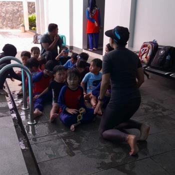 Kegiatan Berenang