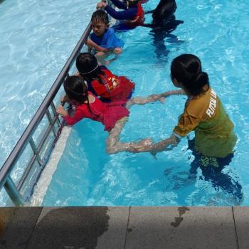 Kegiatan Berenang