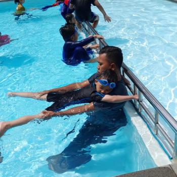 Kegiatan Berenang